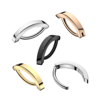 Kliksluiting navelpiercings in goud- 
rosé, zwart en zilverkleurige varianten naast elkaar.